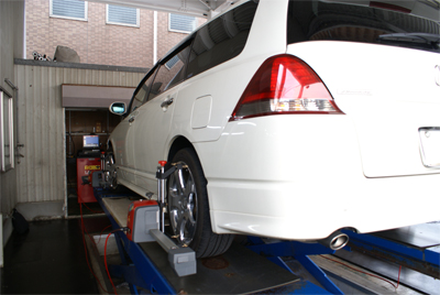 4輪アライメント作業風景