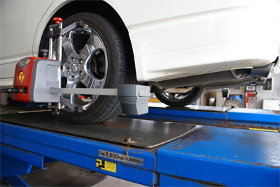 4輪アライメント作業風景